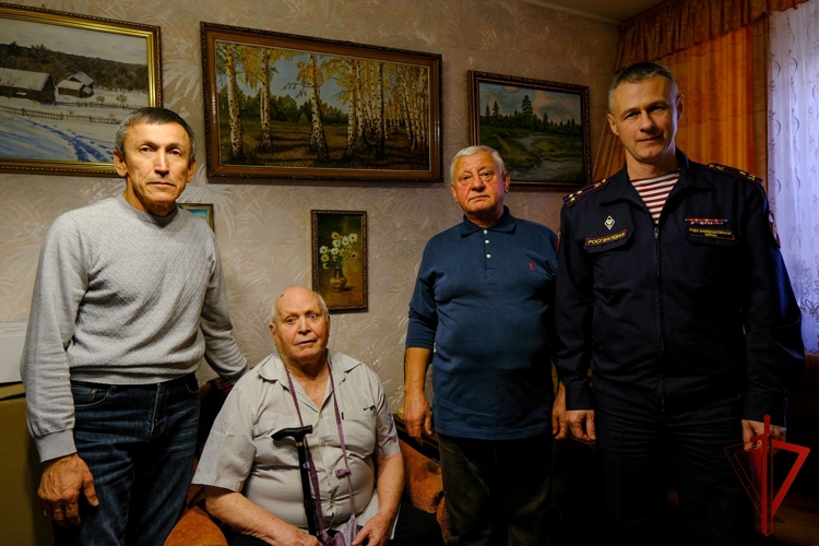 В Марий Эл сотрудники вневедомственной охраны Росгвардии поздравили ветерана службы с профессиональным праздником