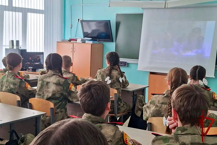 В Йошкар-Оле росгвардеец провел тематическую встречу с подшефными школьниками