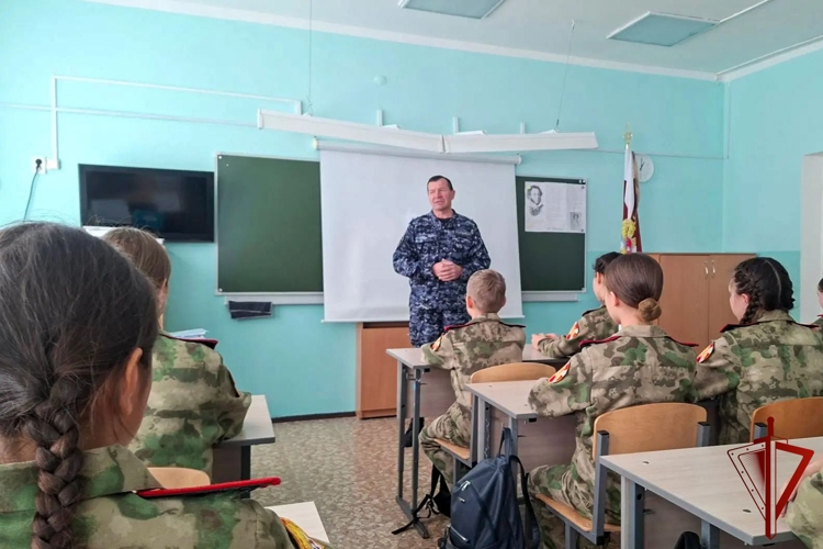 В Йошкар-Оле росгвардеец провел тематическую встречу с подшефными школьниками