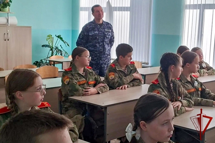 В Йошкар-Оле росгвардеец провел тематическую встречу с подшефными школьниками