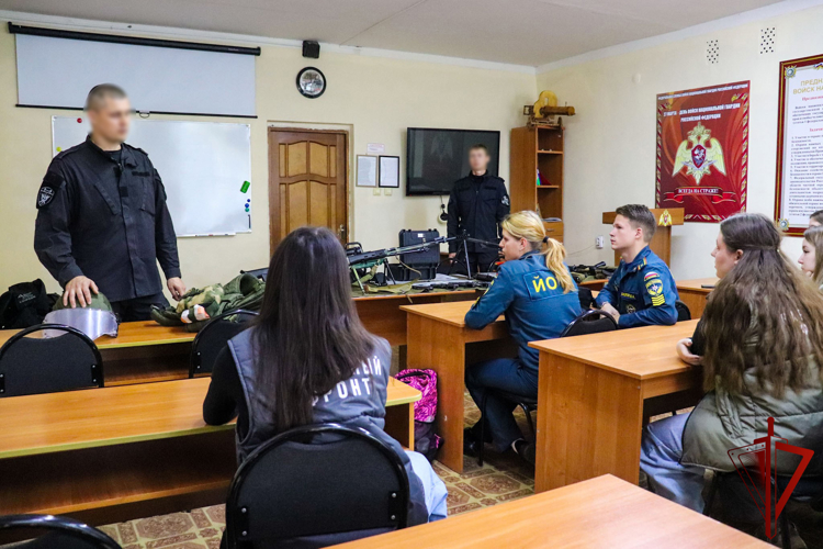 Студенты Йошкар-Олинского технологического колледжа посетили ОМОН «Таир» и СОБР «Берсерк»
