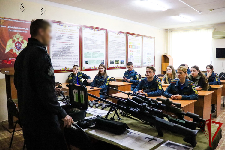 Студенты Йошкар-Олинского технологического колледжа посетили ОМОН «Таир» и СОБР «Берсерк»