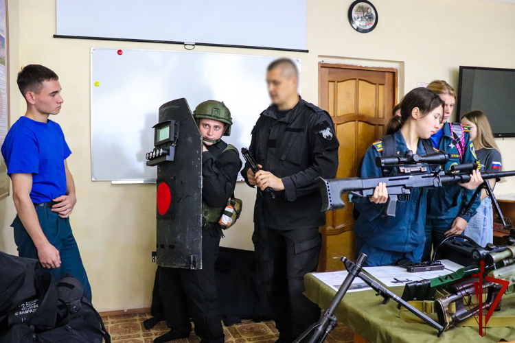 Студенты Йошкар-Олинского технологического колледжа посетили ОМОН «Таир» и СОБР «Берсерк»