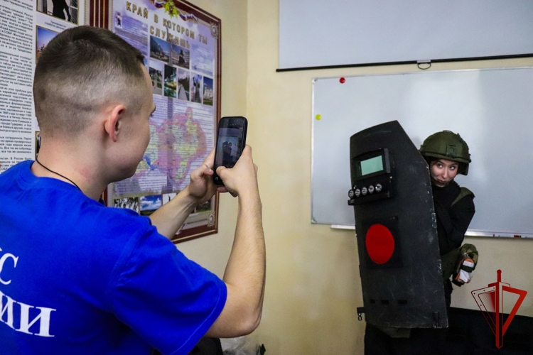 Студенты Йошкар-Олинского технологического колледжа посетили ОМОН «Таир» и СОБР «Берсерк»